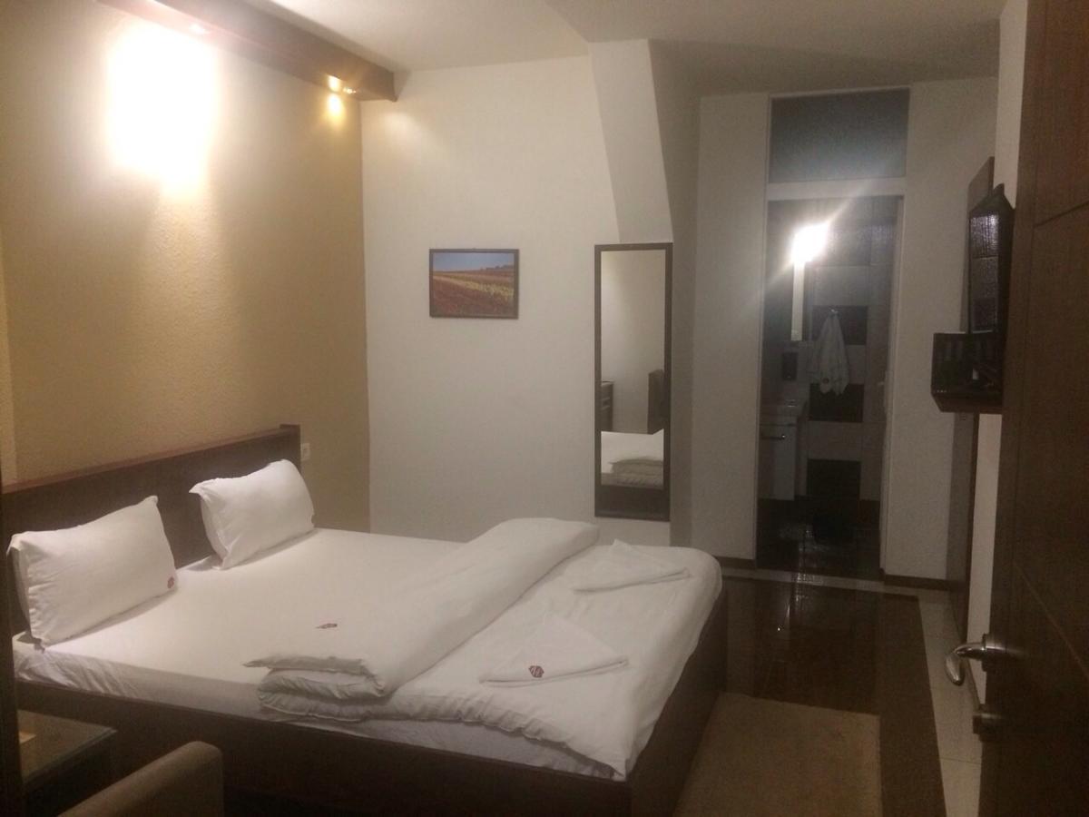 Hotel Millenium2 Призрен Экстерьер фото